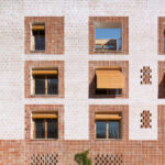 Brick social housing insulated with seaweed. 08014 arquitectura: 24 apartments in Ibiza