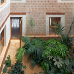 Brick social housing insulated with seaweed. 08014 arquitectura: 24 apartments in Ibiza