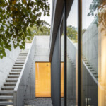 Exoschelet și curte locuită. Attila Kim Architects: Locuință cu beton aparent, București